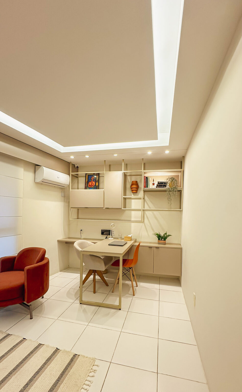 Detalhe da Sala Terracota com mesa de apoio e decoração em tons quentes