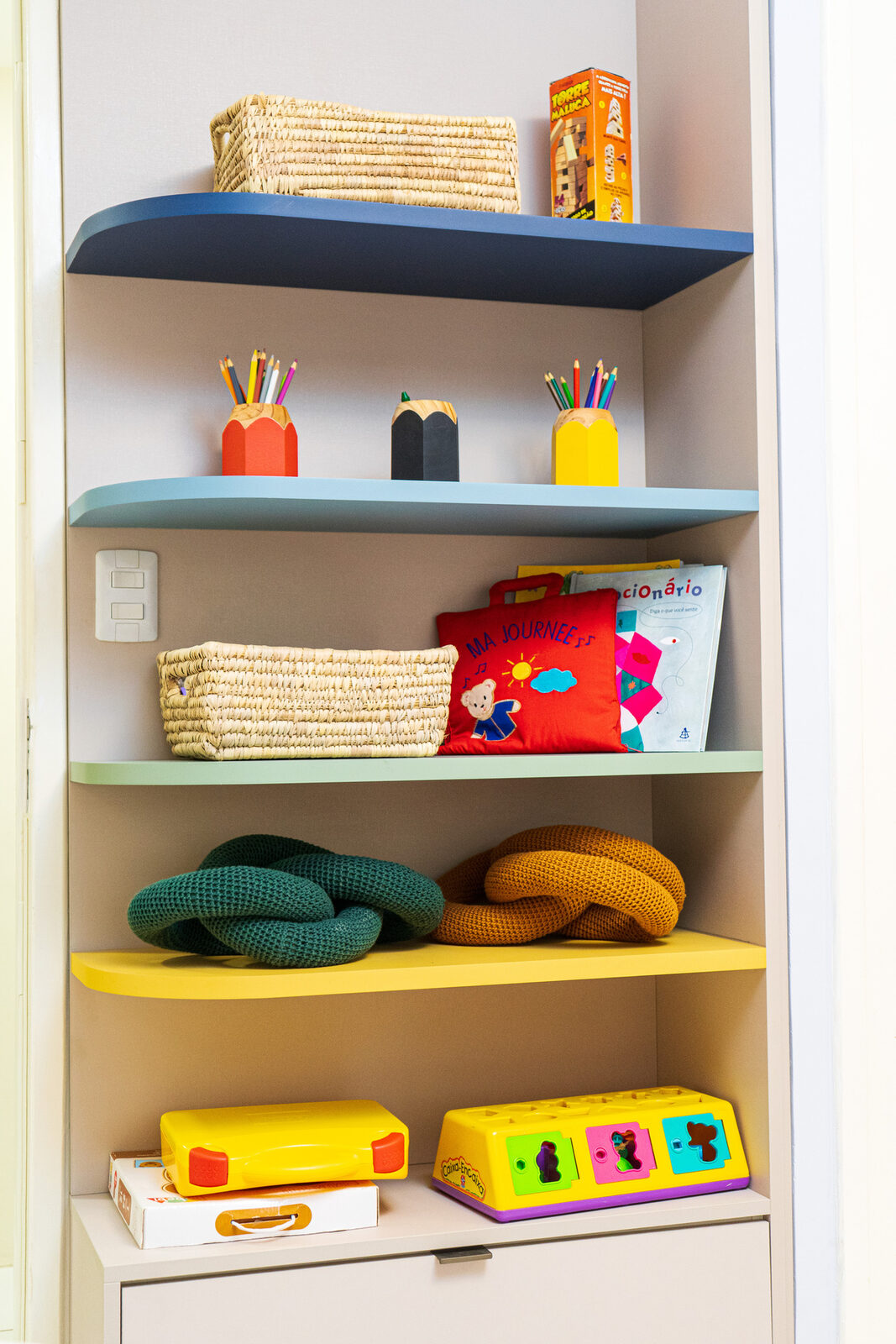 Estante com brinquedos e materiais da Sala Azul