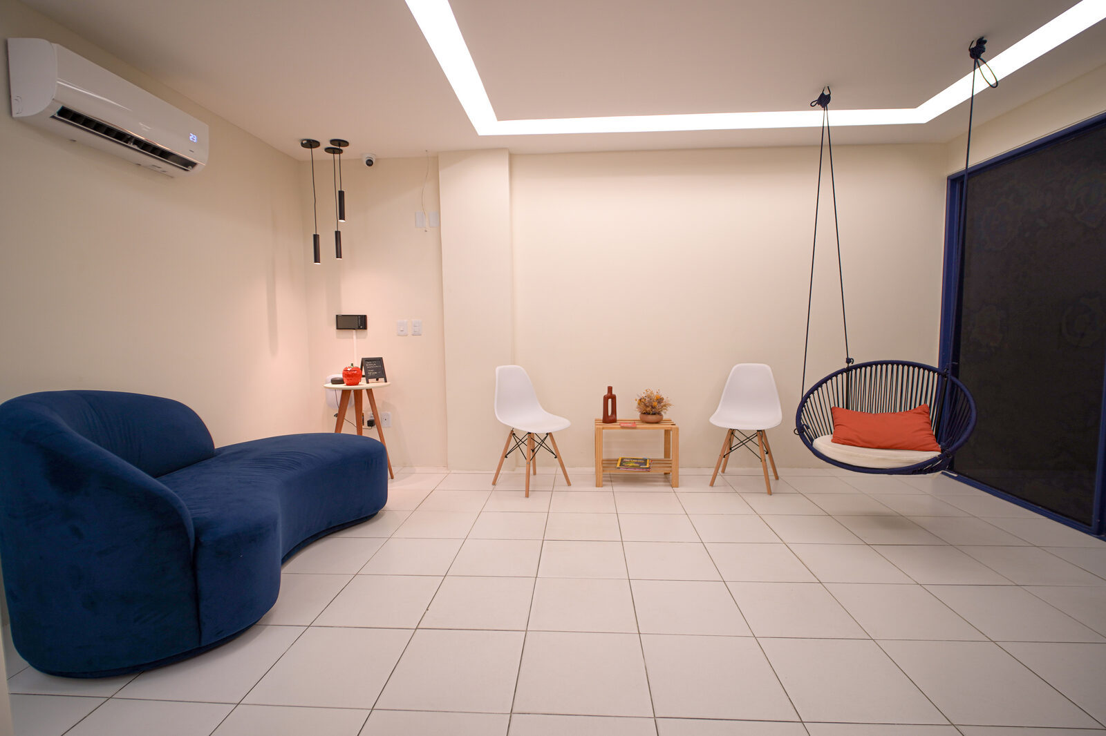 Recepção do Espaço Veredas com biblioteca e poltronas