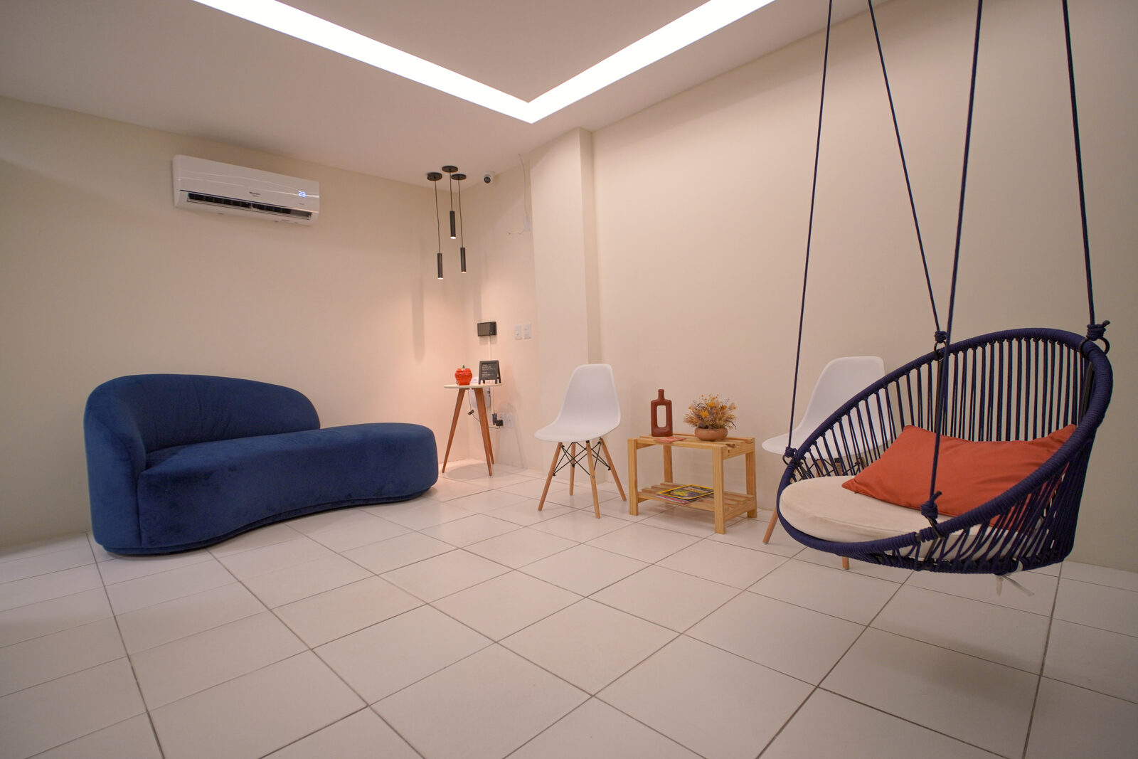 Ambiente comum do Espaço Veredas com decoração em tons naturais