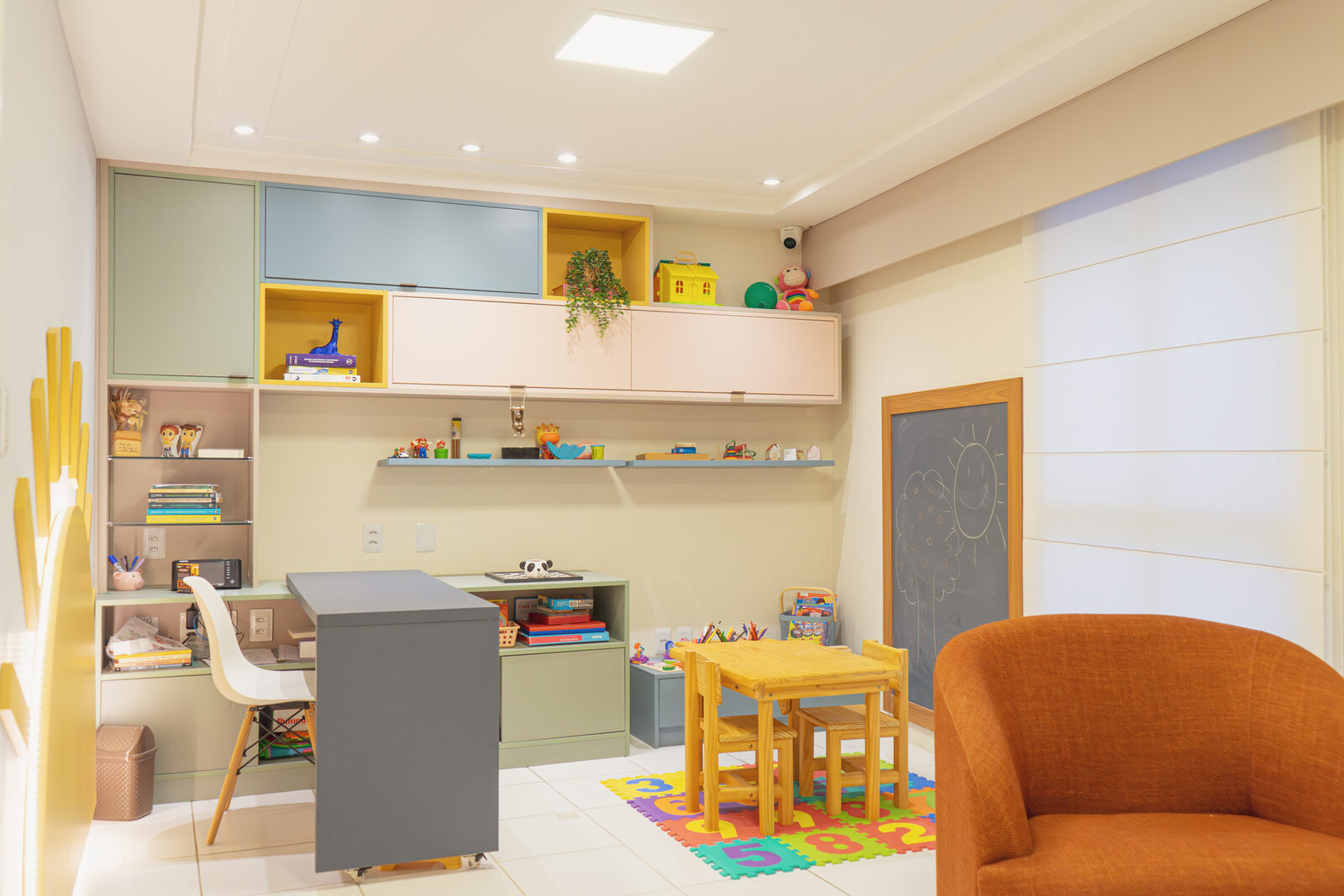 Sala Azul do Espaço Veredas, com sofá e recursos para atendimento infantil