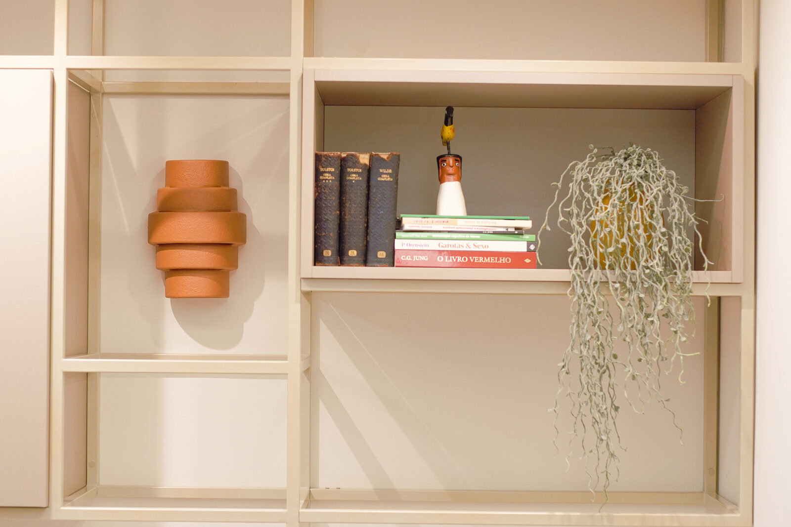 Estante decorada da Sala Terracota